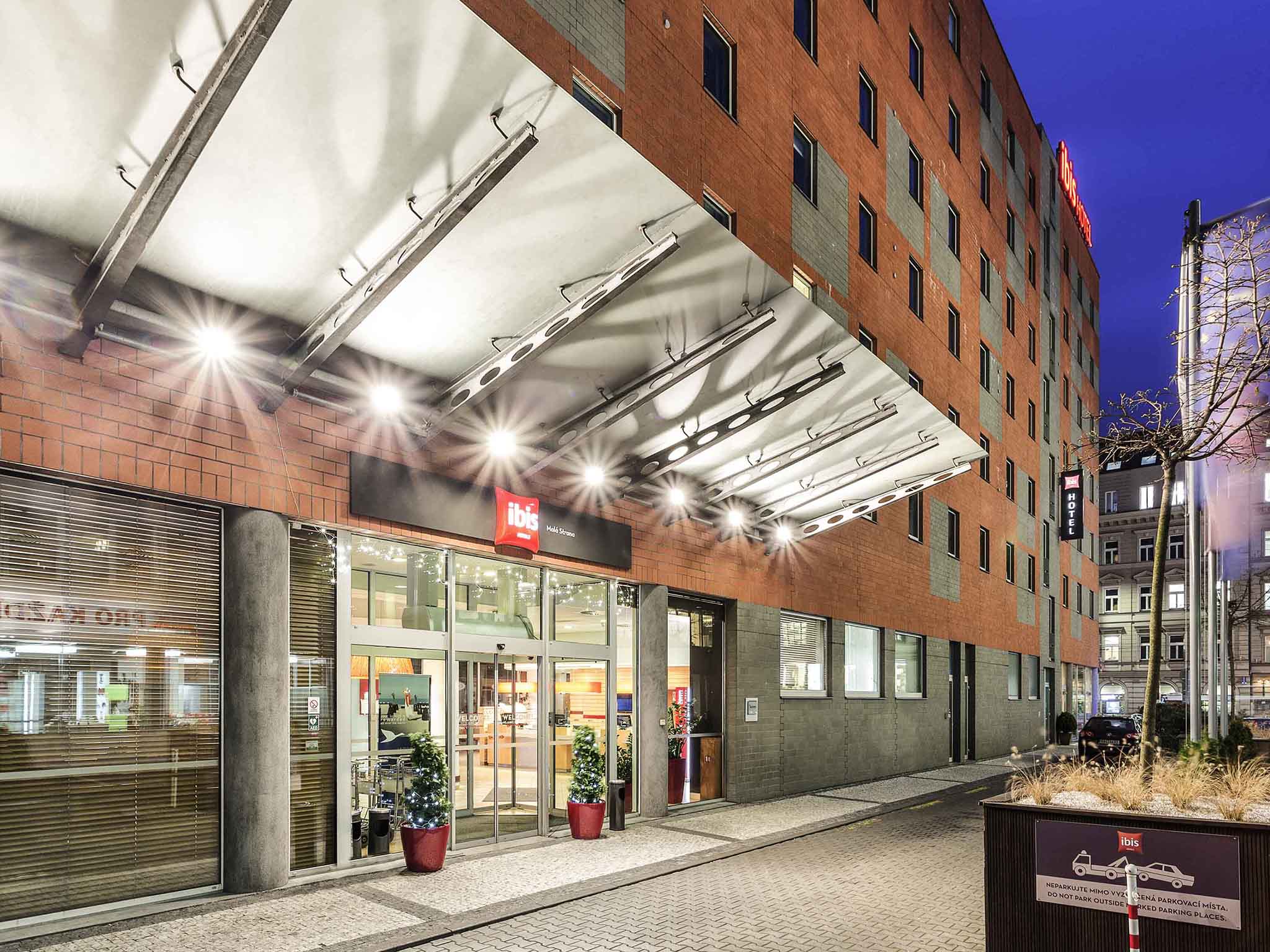 Hotel Ibis Praha Mala Strana-Ulaz u hotel.jpg