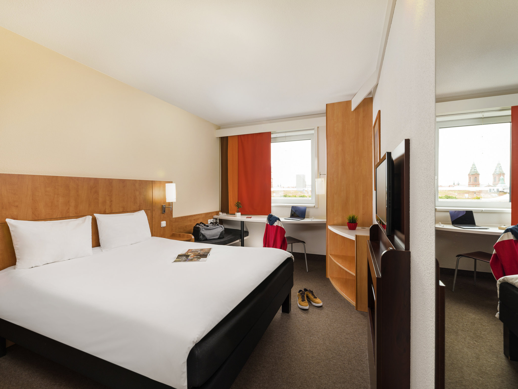 Ibis Praha Mala Strana Hotel-Standardna soba.jpg
