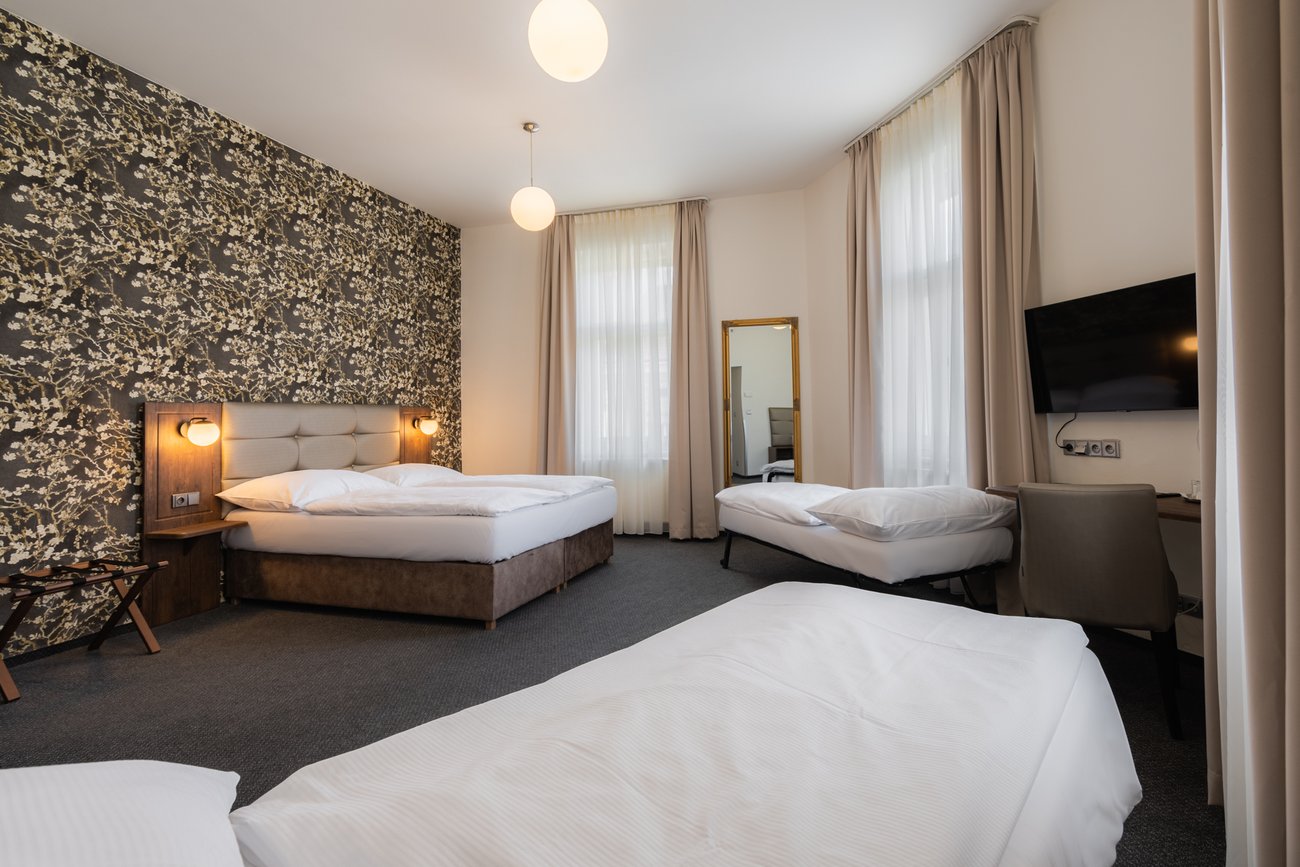 Victoria Hotel-Superior porodicna soba.jpg