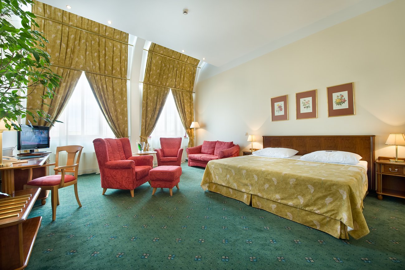EA Hotel Rokoko-Junior suite.jpg