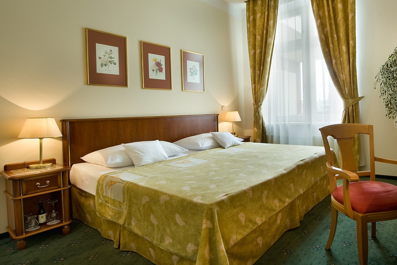 EA Hotel Rokoko-Standardna soba.jpg