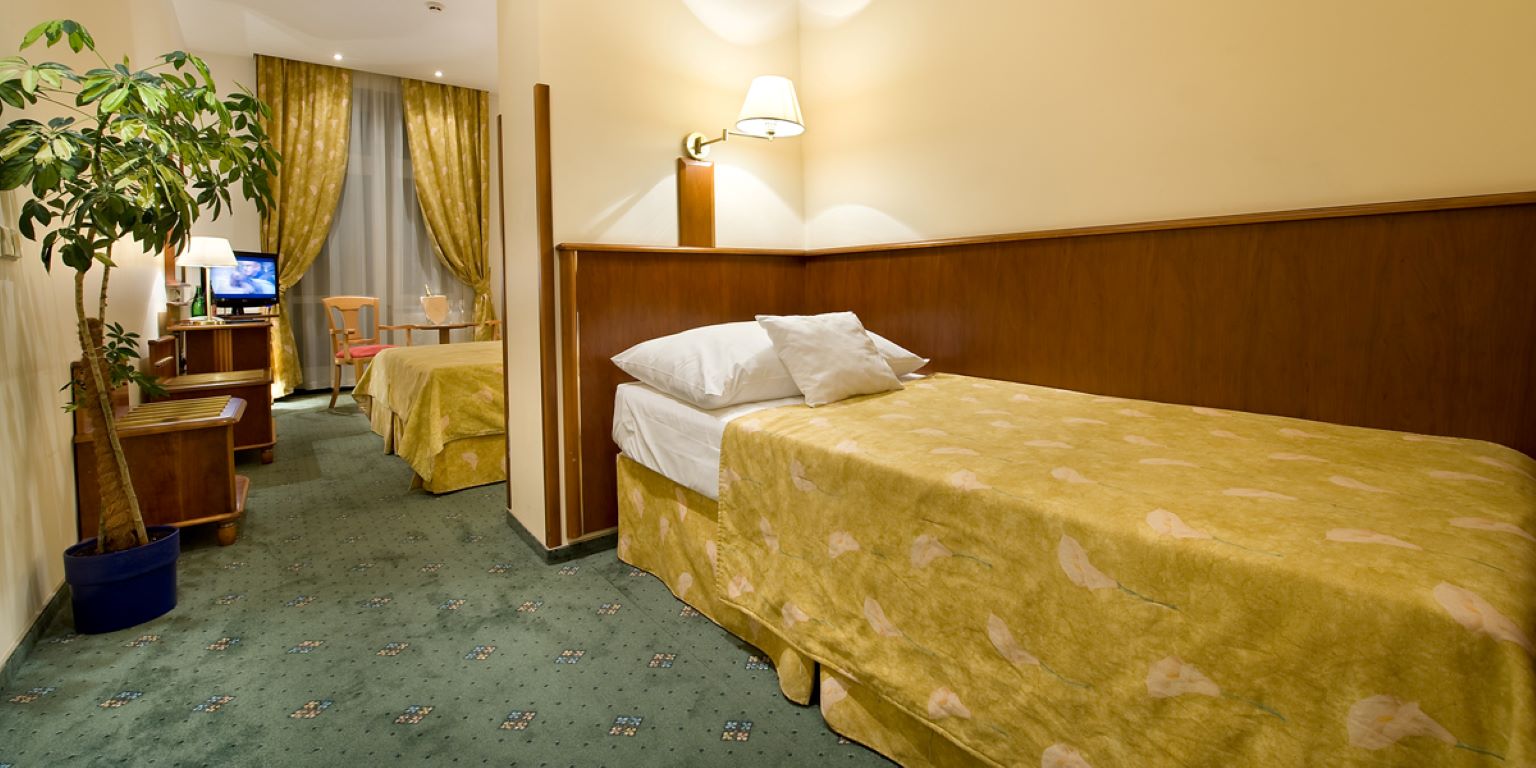 EA Hotel Rokoko-Trokrevetna soba.jpg