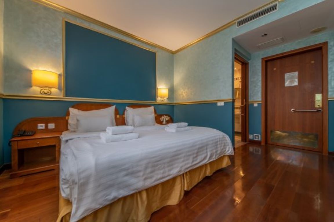 Hotel Kinsky Fontain-Barier free soba.jpg