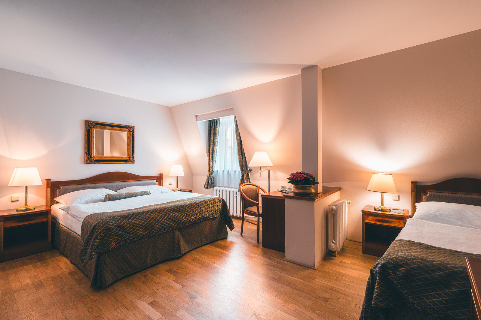 Hotel Belvedere-Trokrevetna soba.jpg