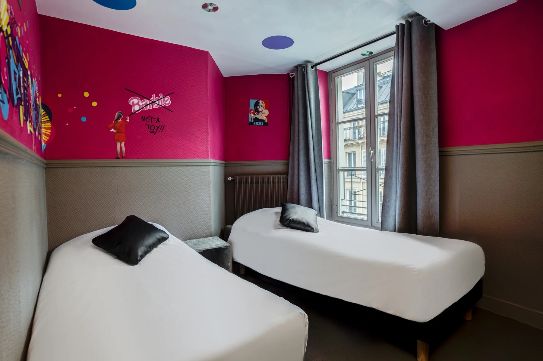 Hotel Absolute Paris Republique-Standardna soba odvojeni lezaji.jpg