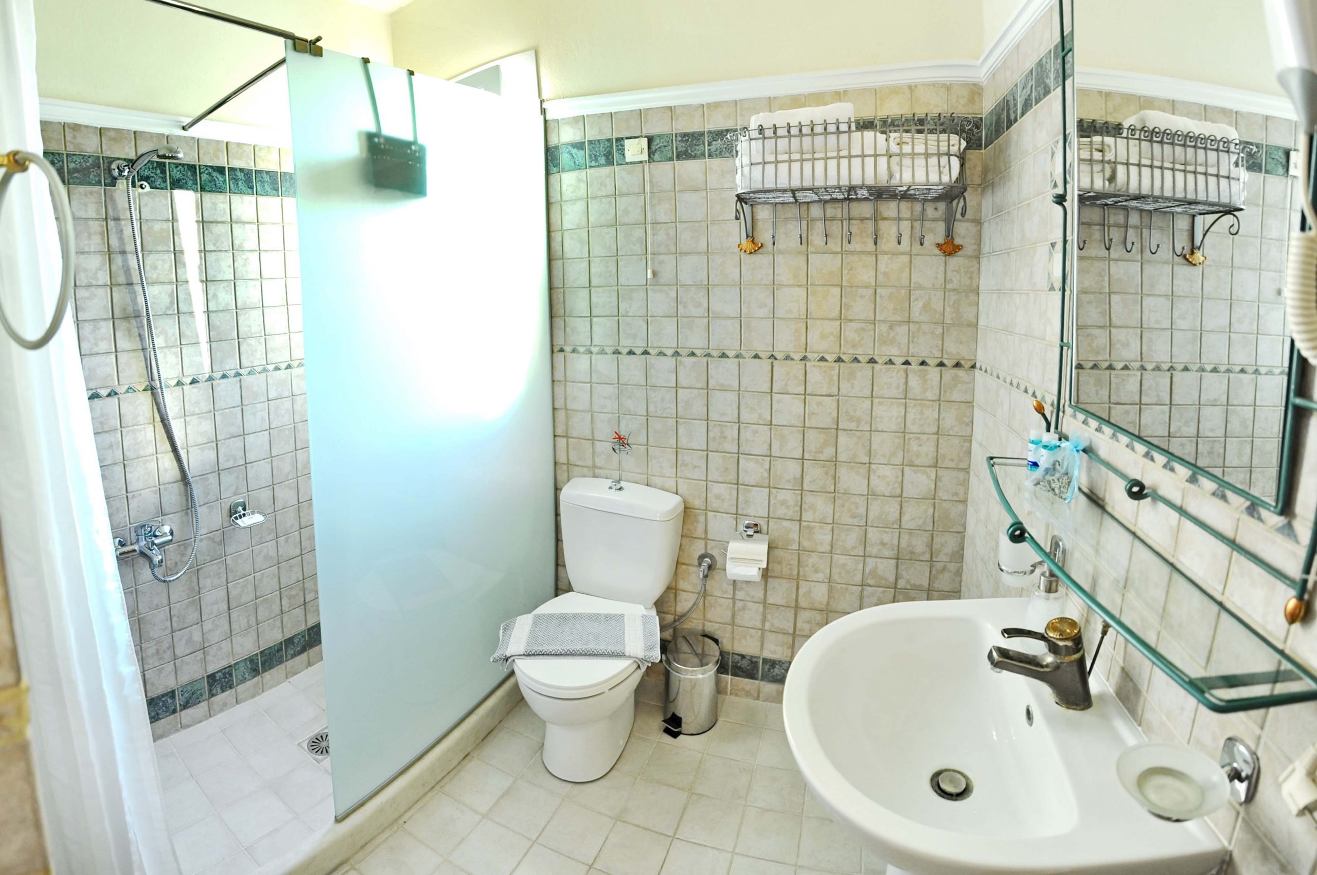 Hotel Alkyon apartments _ villas Aiolos _ Apollo villas bathroom.jpg