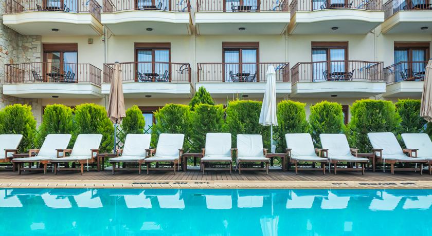 Hotel Nereides lezaljke na bazenu.jpg