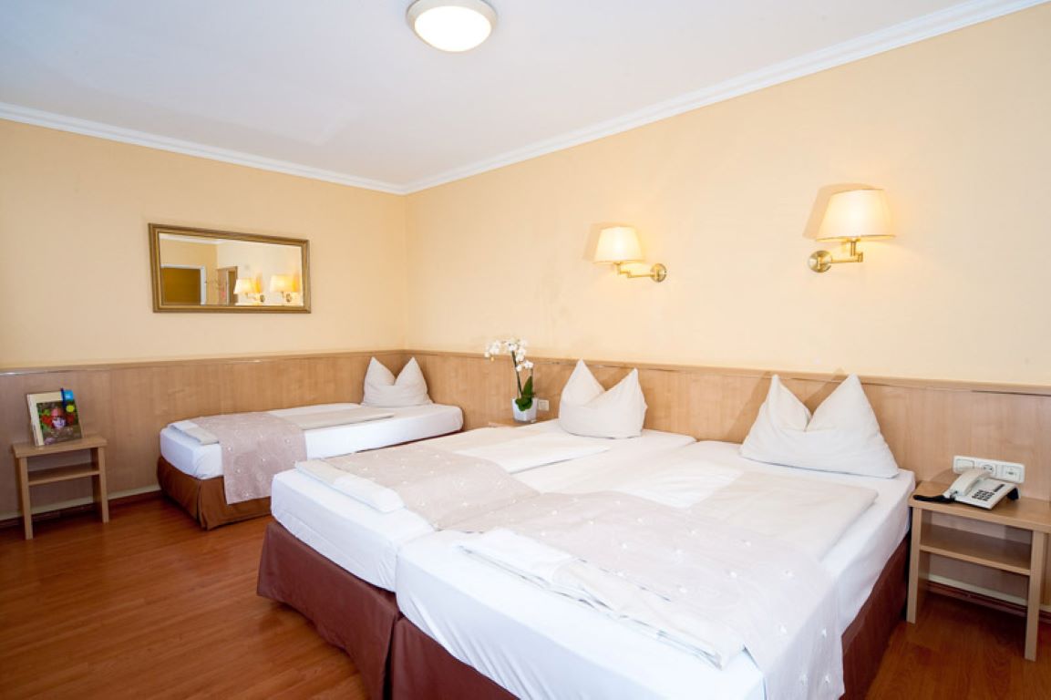 Hotel Royal-Cetvorokrevetna soba.jpg