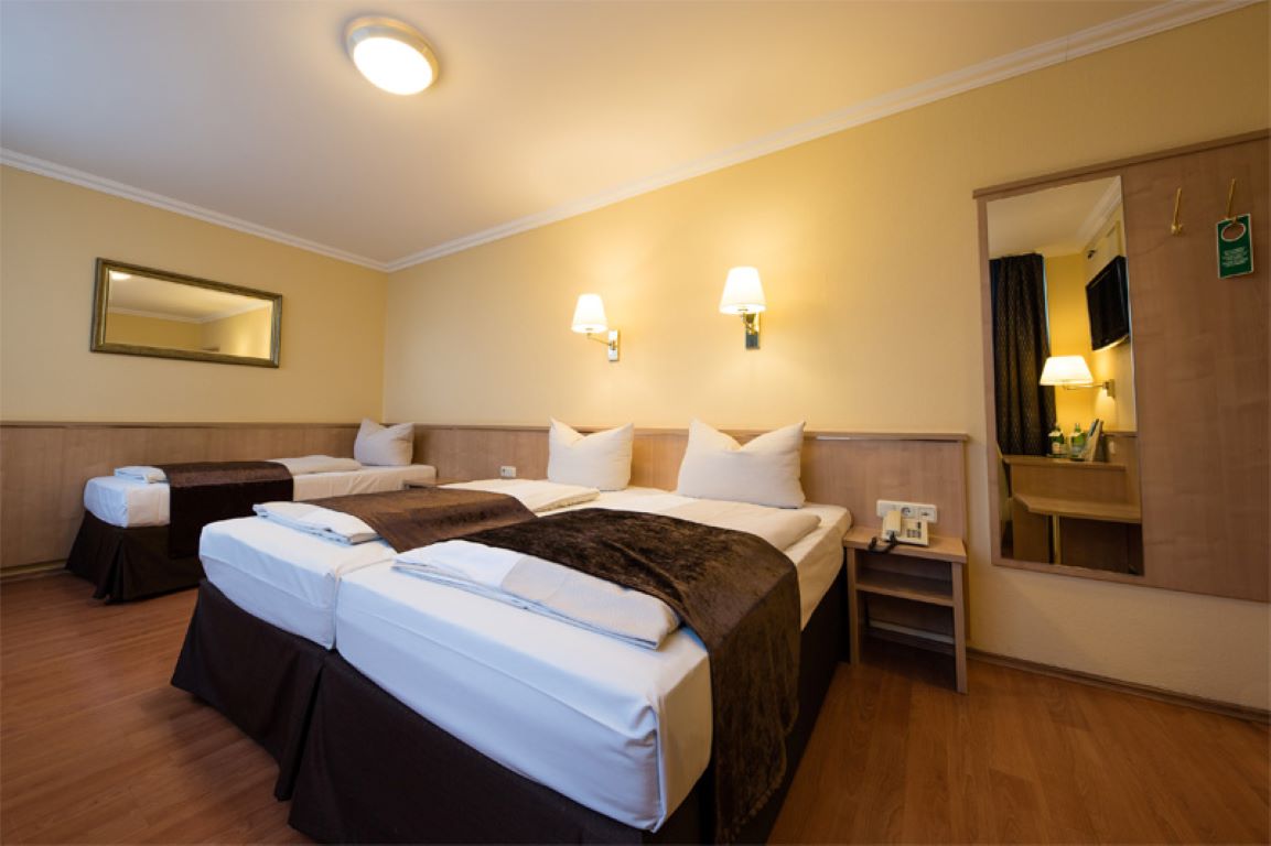 Hotel Royal-Trokrevetna soba.jpg