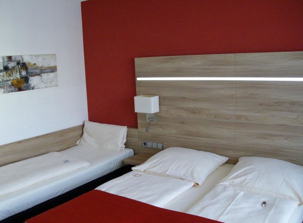 Hotel Prasident-Trokrevetna soba.jpg