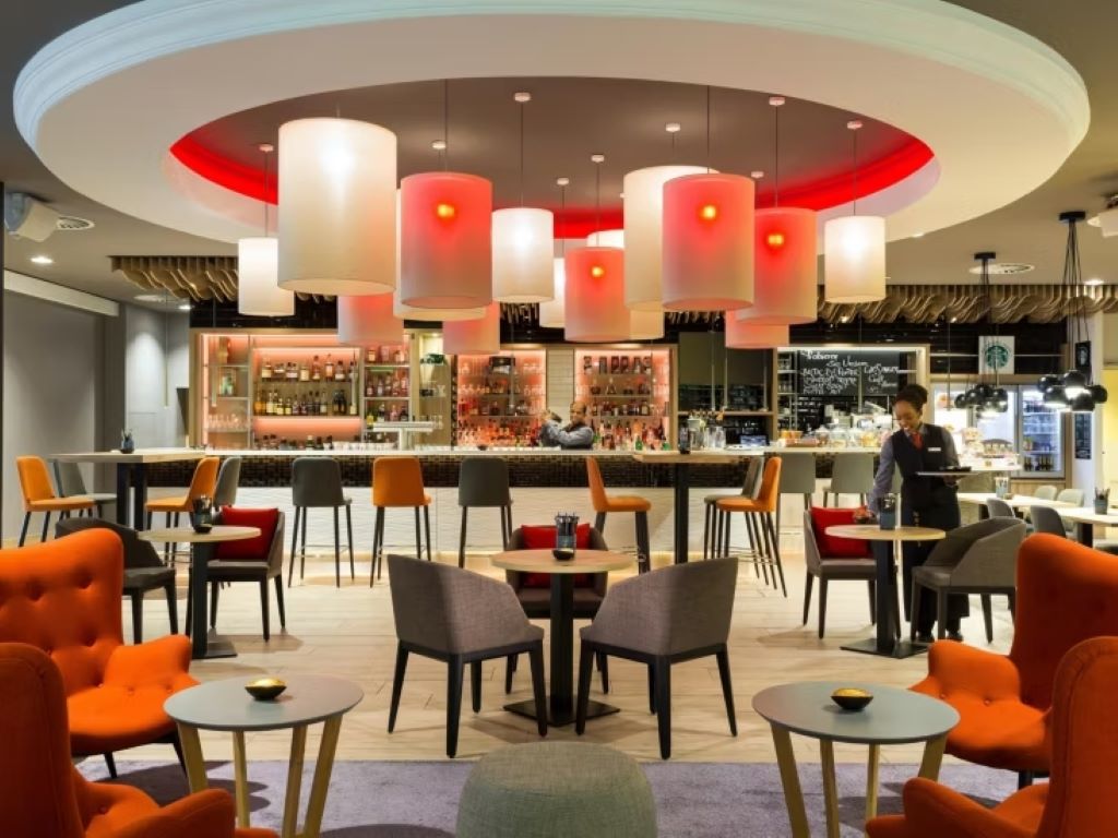 Holiday Inn Munich-Bar.jpg