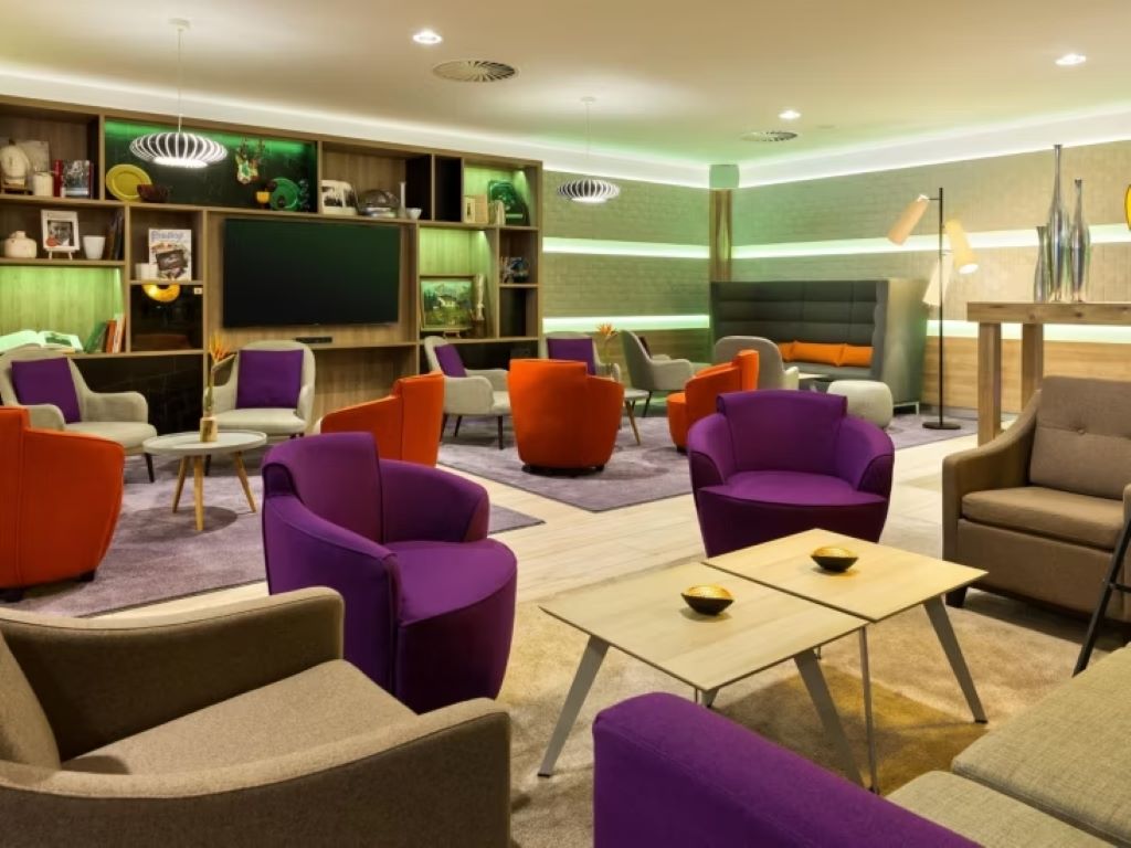Holiday Inn Munich-Lobby.jpg