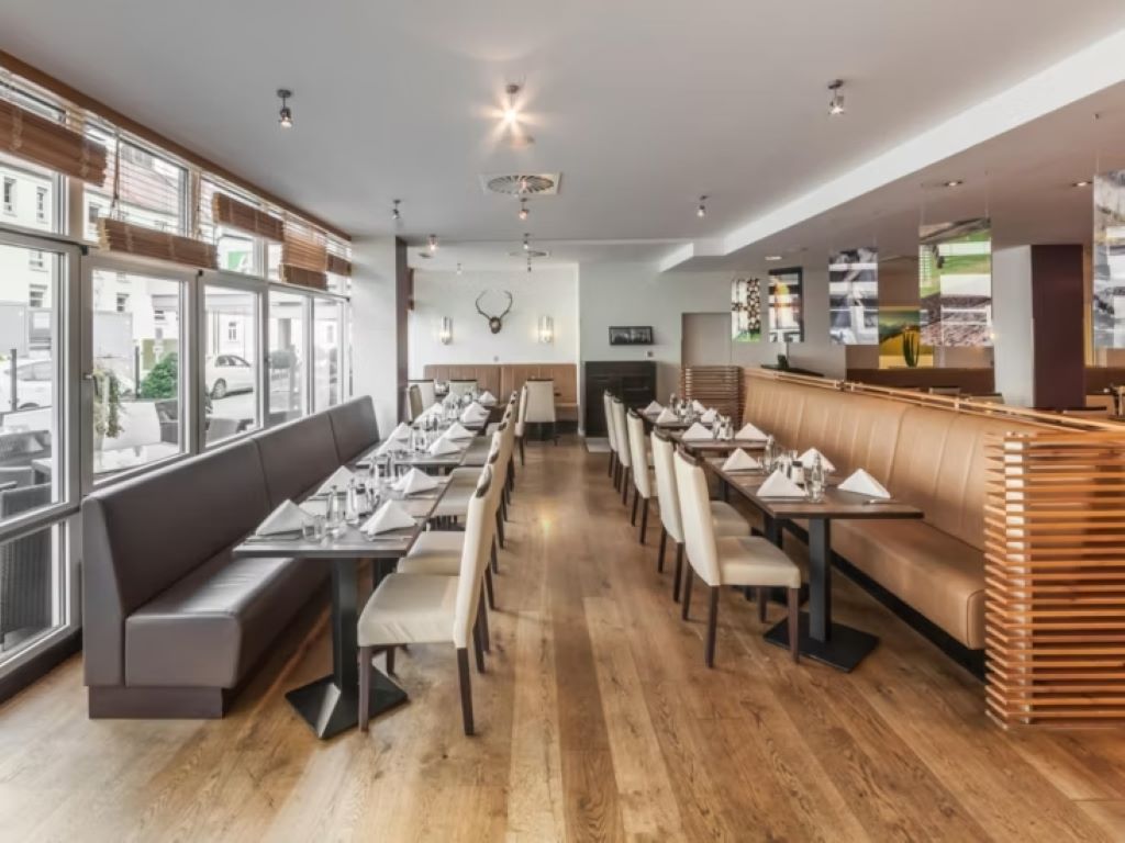 Holiday Inn Munich-Restoran.jpg