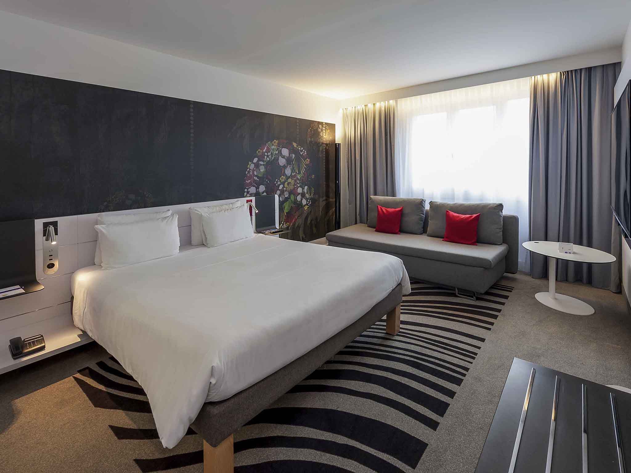 Novotel Muenchen City-Standardna soba sa sofom.jpg