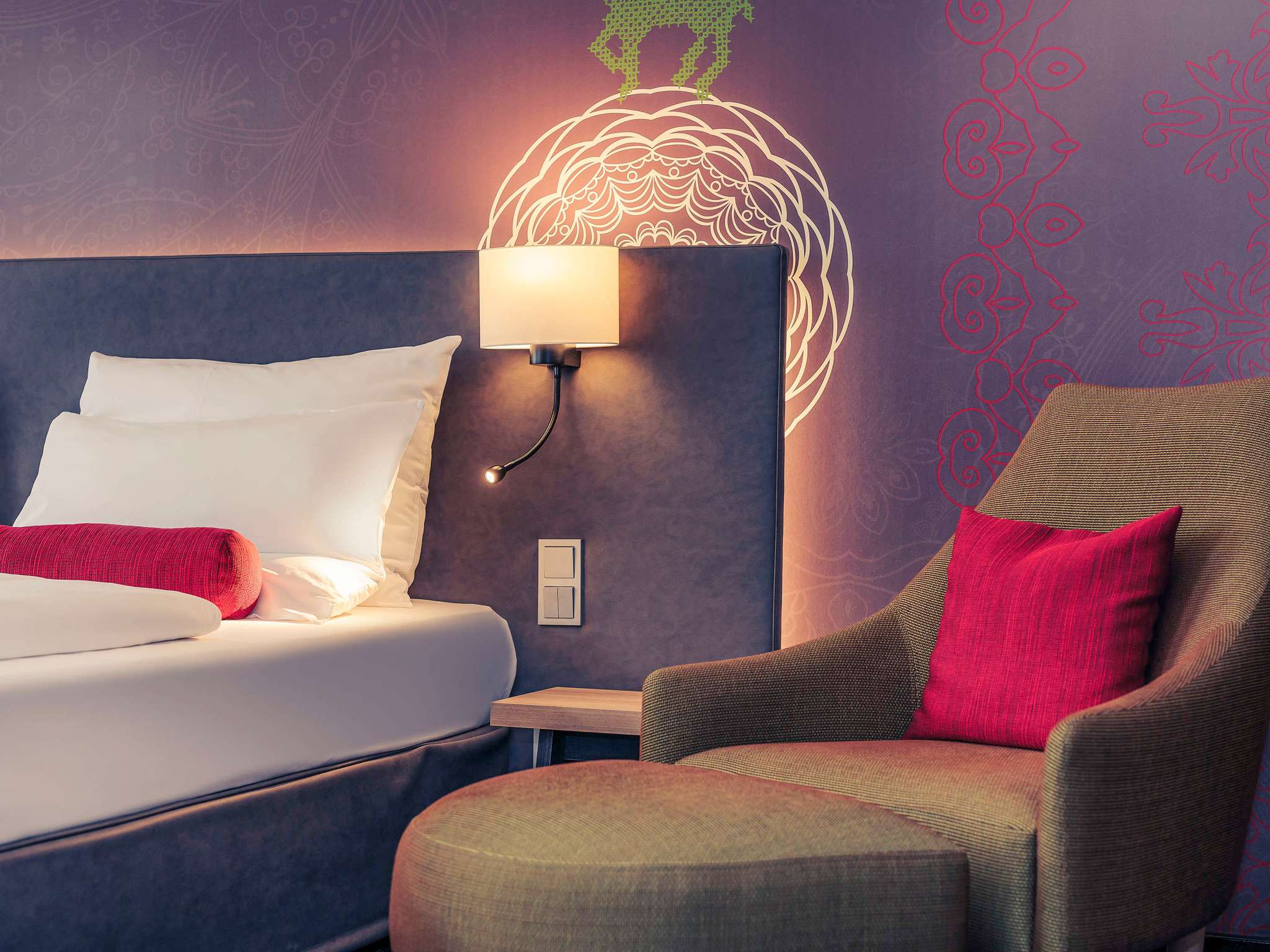 Mercure Muenchen City Center-Superior soba sa sofom.jpg