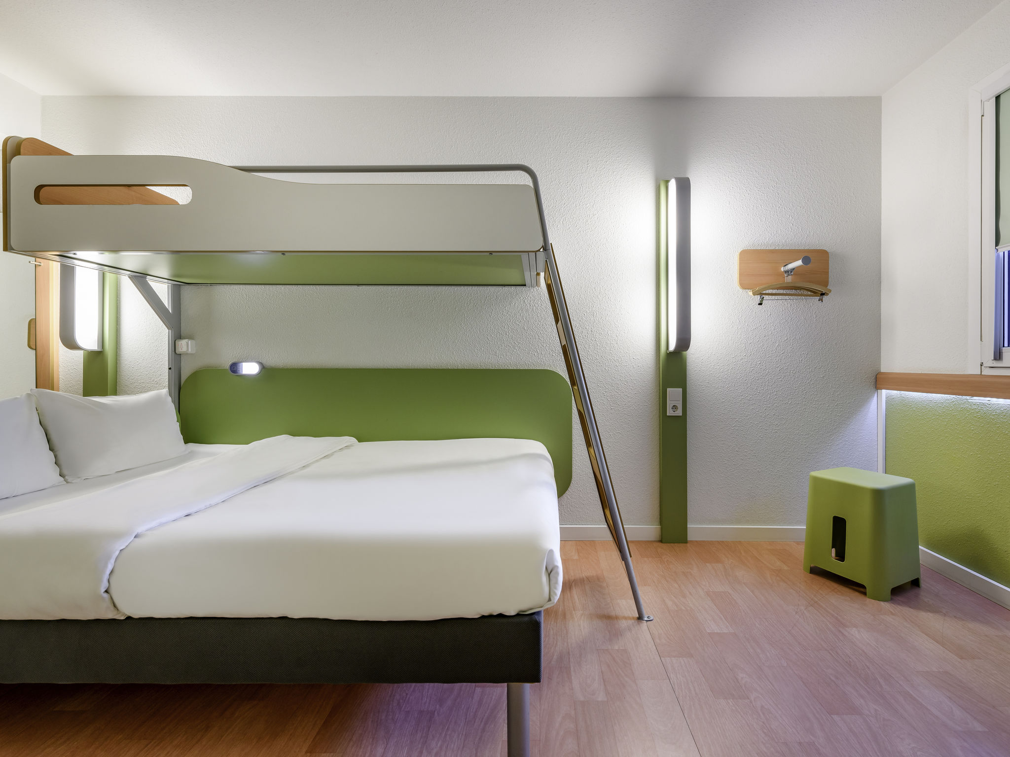 Ibis Budget Berlin Potsdamer Platz-Standardna soba za osobe sa invaliditetom.jpg