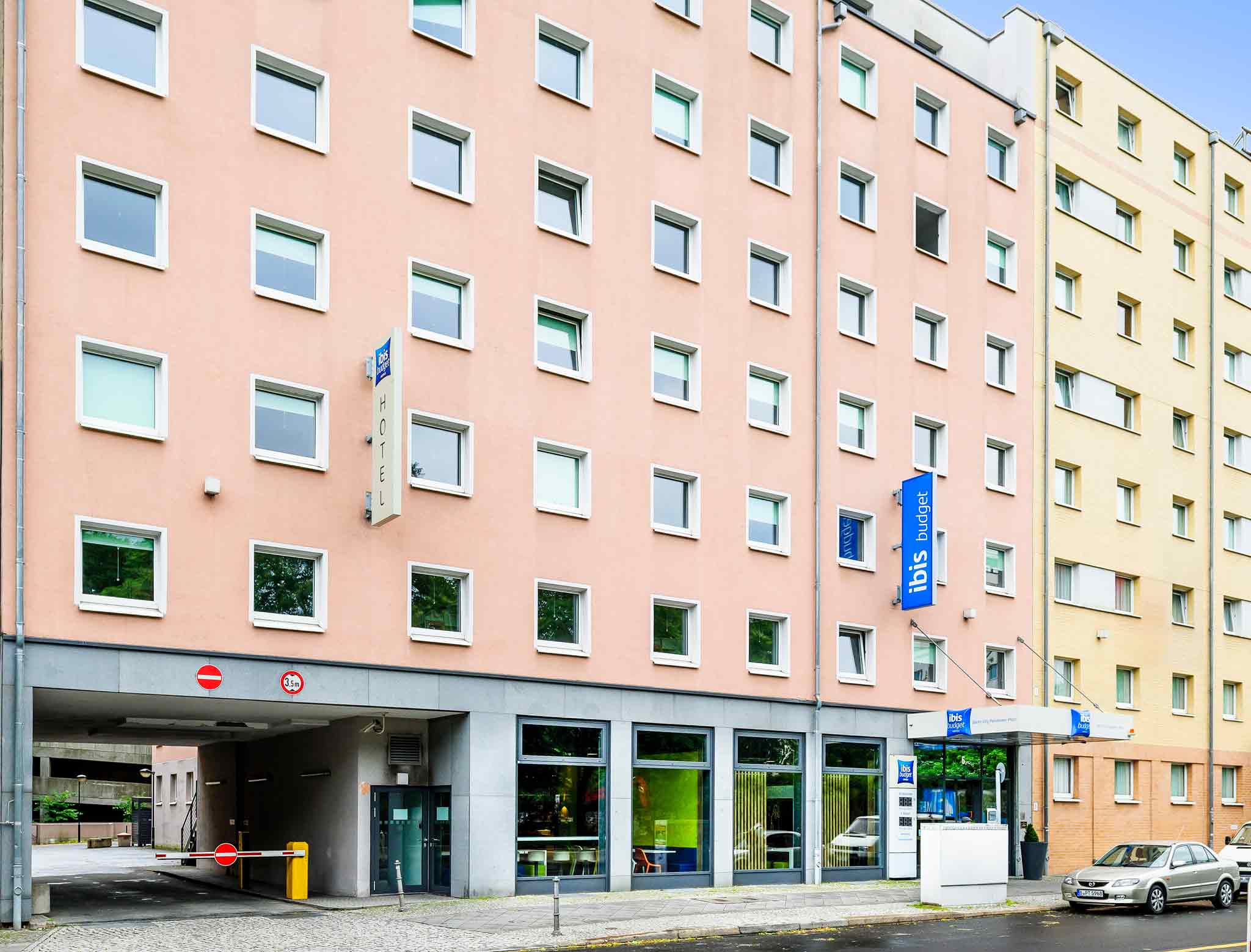 Ibis Budget Berlin Potsdamer Platz-Zgrada hotela.jpg