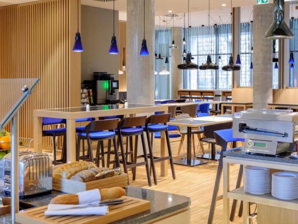 Holiday Inn Express Berlin Alexanderplatz-Dorucak.jpg