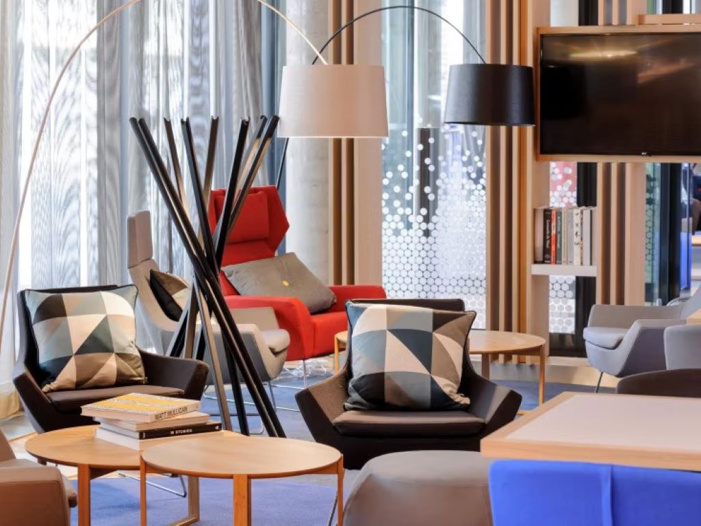 Holiday Inn Express Berlin Alexanderplatz-Lobby.jpg