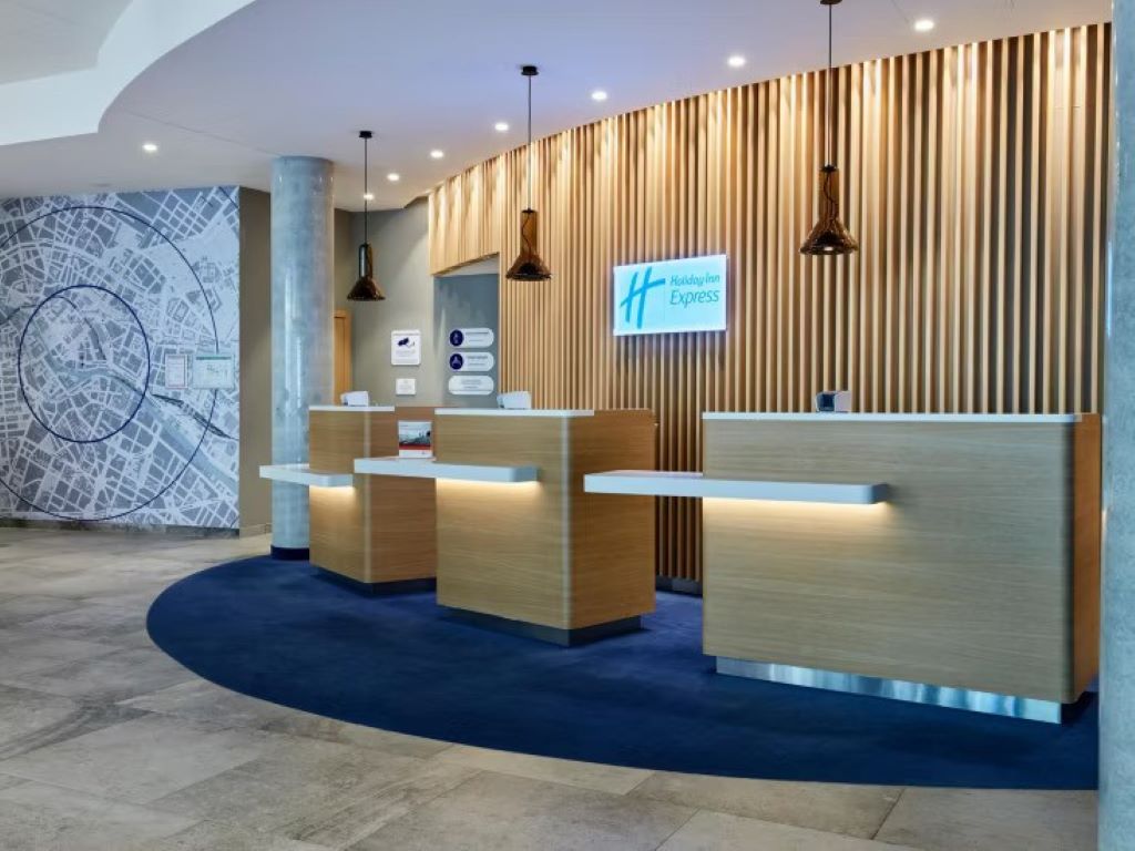 Holiday Inn Express Berlin Alexanderplatz-Recepcija.jpg