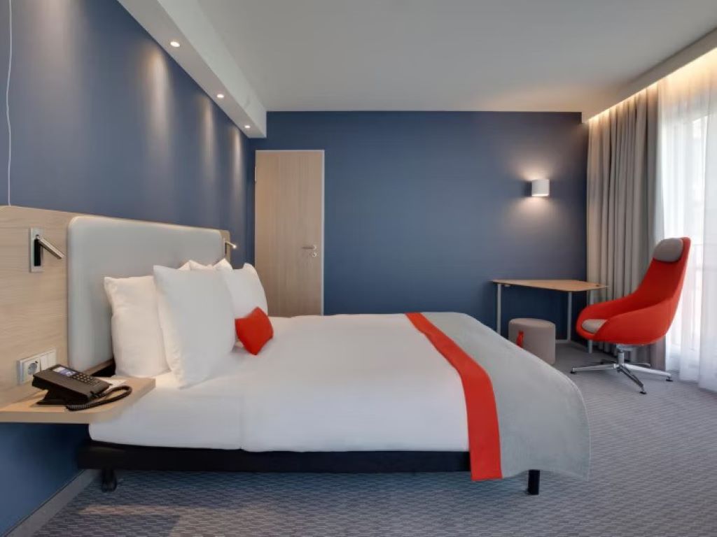 Holiday Inn Express Berlin Alexanderplatz-Standardna King soba.jpg