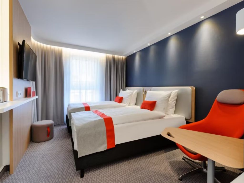 Holiday Inn Express Berlin Alexanderplatz-Standardna soba.jpg