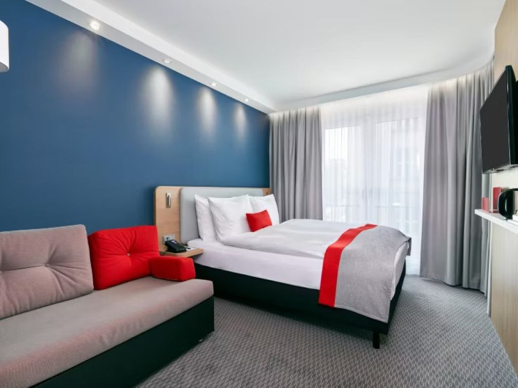 Holiday Inn Express Berlin Alexanderplatz-Trokrevetna soba.jpg