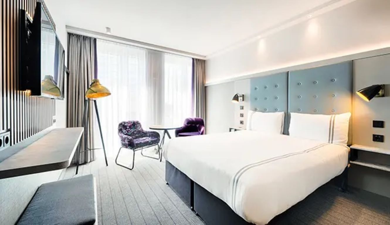 Hotel Premier Inn Berlin Alexanderplatz-Premier Plus soba.jpg