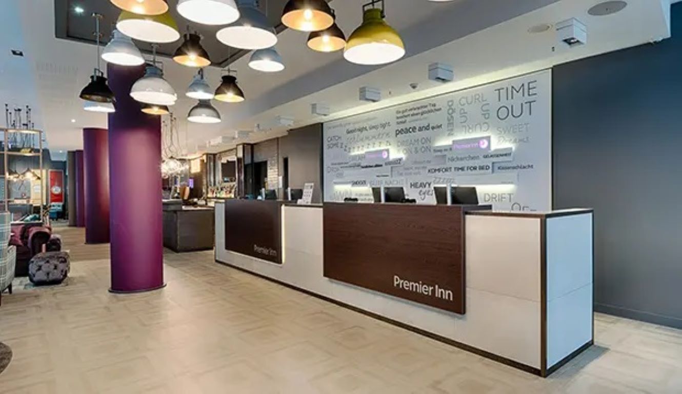 Hotel Premier Inn Berlin Alexanderplatz-Recepcija.jpg
