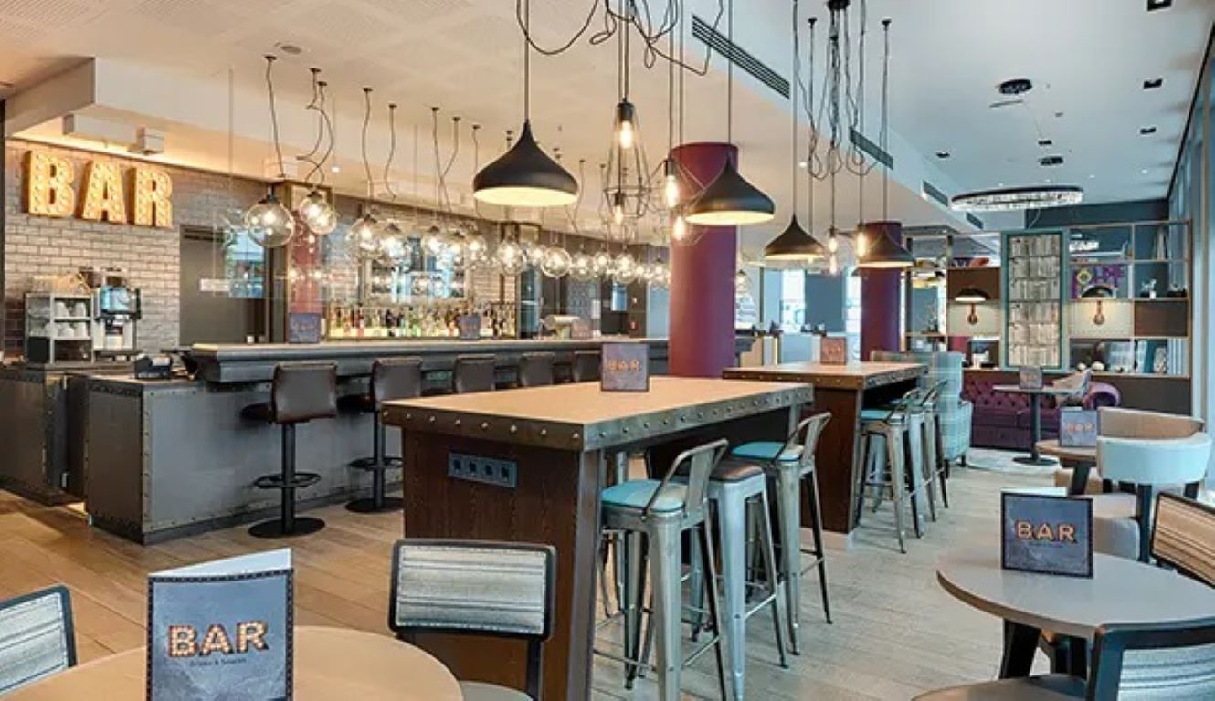 Premier Inn Berlin Alexanderplatz Hotel-Bar.jpg