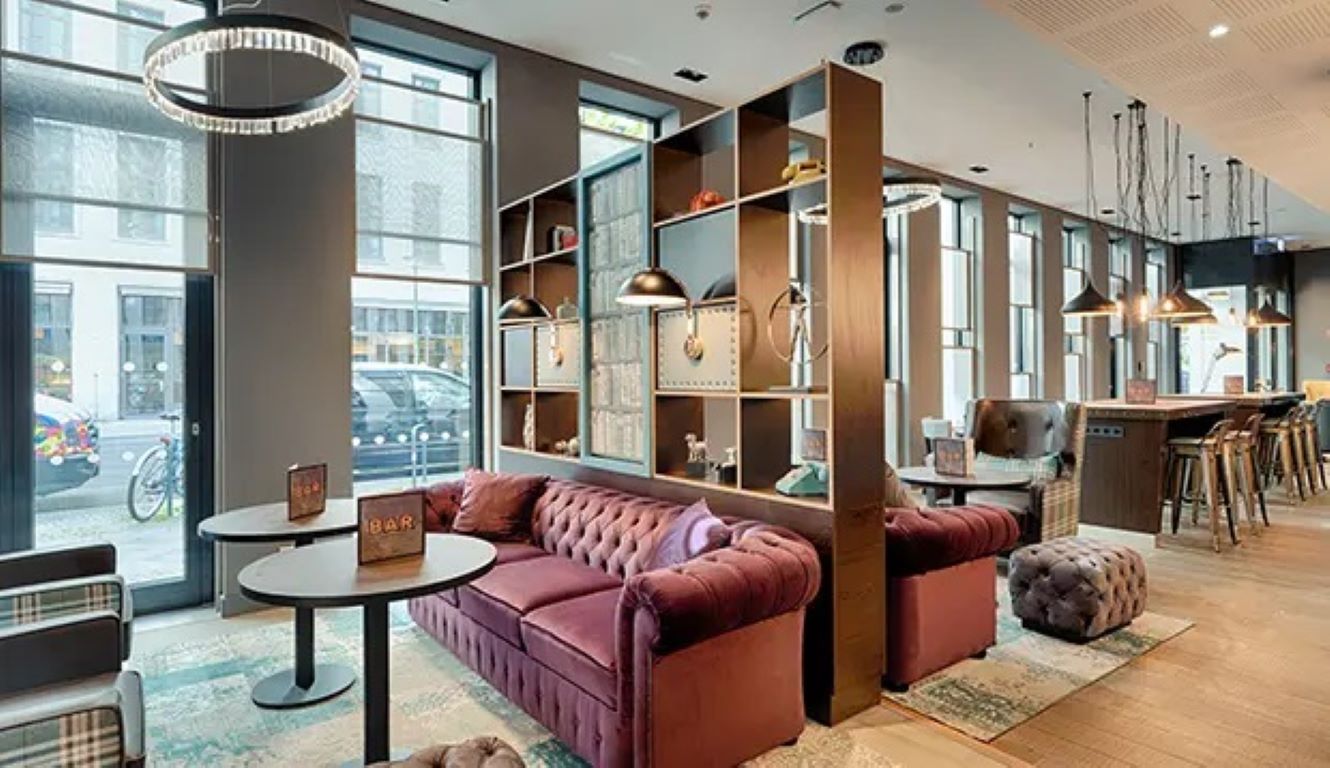 Premier Inn Berlin Alexanderplatz Hotel-Lobby.jpg