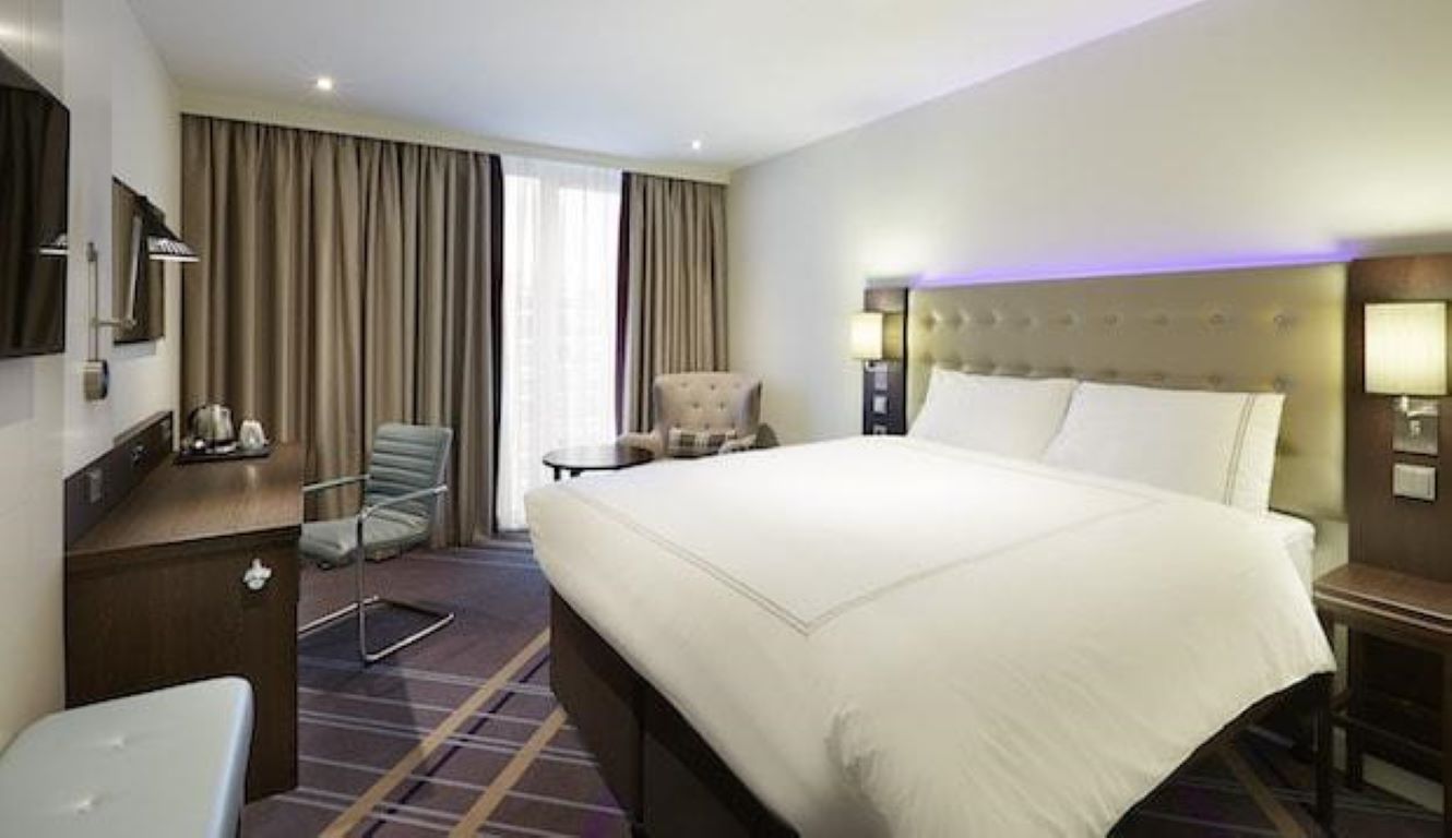 Premier Inn Berlin Alexanderplatz Hotel-Standardna soba.jpg
