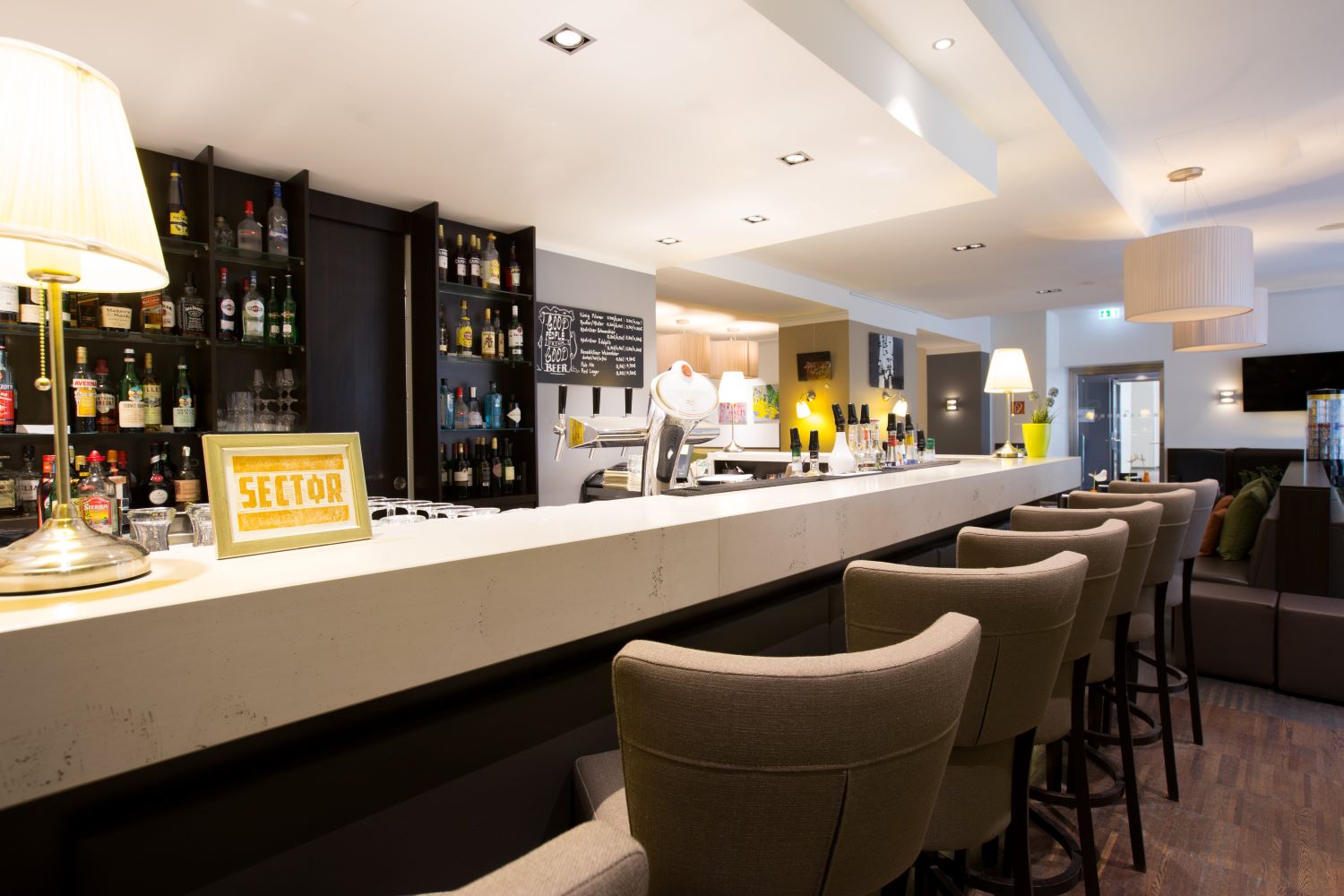 Select Hotel Berlin The Wall-Bar.jpg