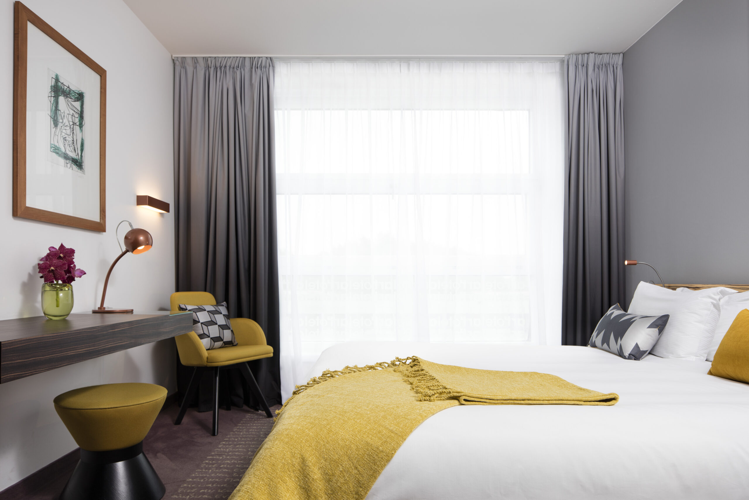 Art'otel Berlin Mitte-Art soba pogled basta.jpg