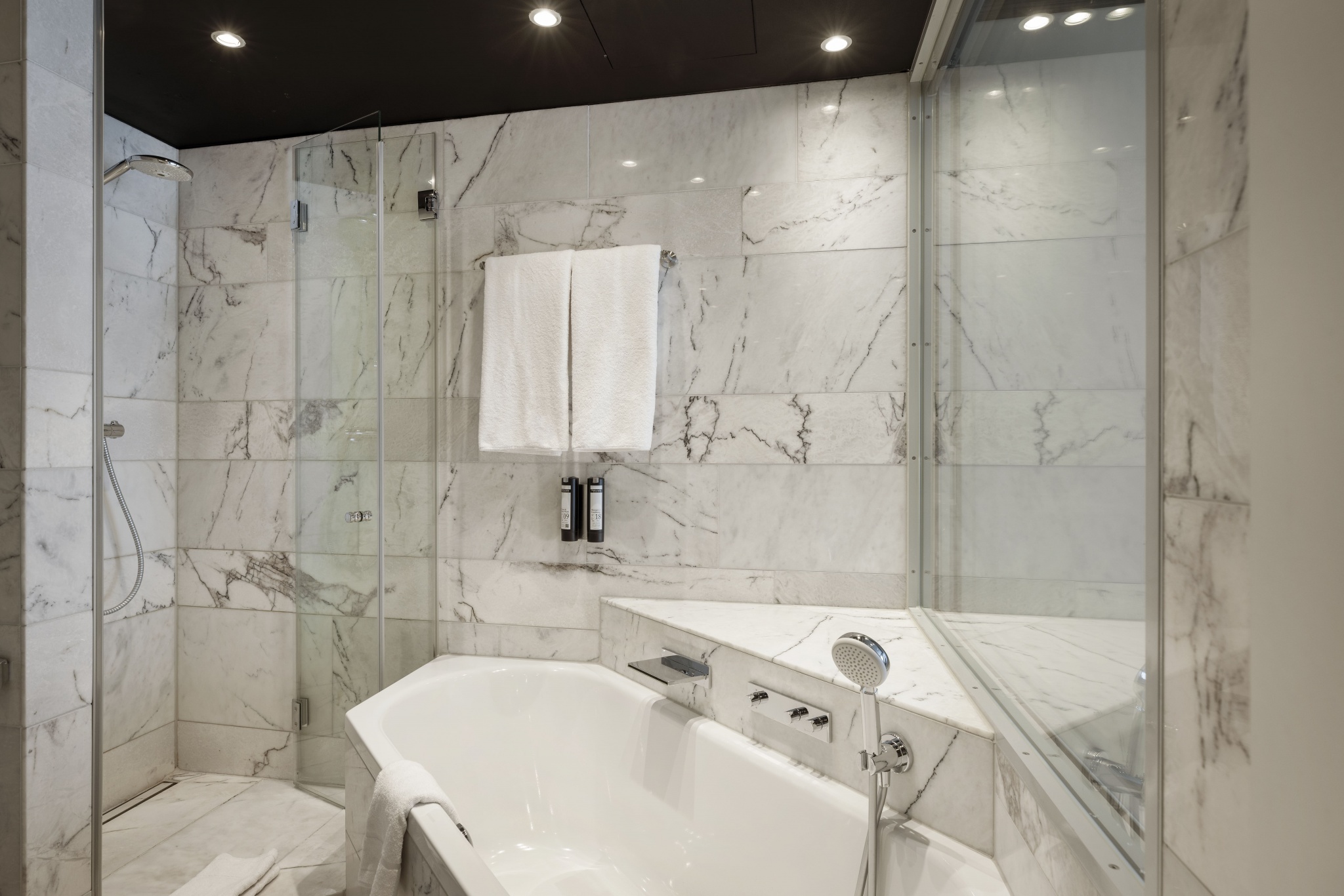 Arcotel John F Hotel-Kupatilo.jpg