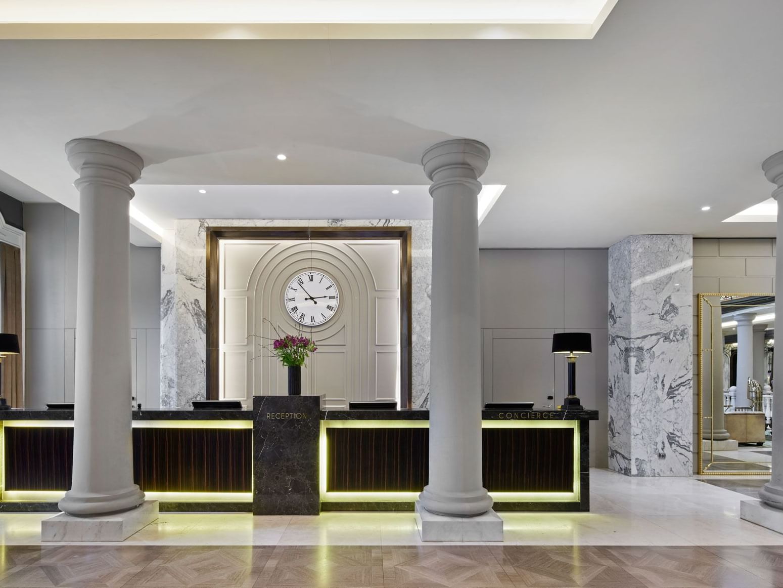 Titanic Gendarmenmarkt Berlin-Recepcija.jpg