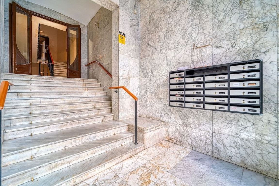 AngelitoMAD-Ulaz u hotel.jpg