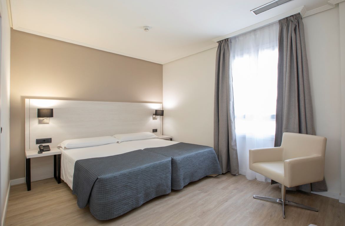 Hotel Porcel Ganivet-Standardna soba.jpg