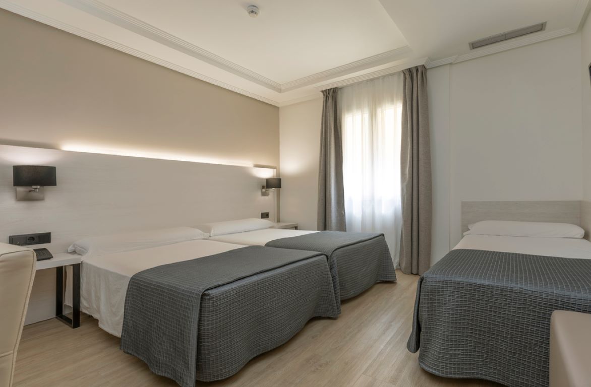 Hotel Porcel Ganivet-Trokrevetna soba.jpg