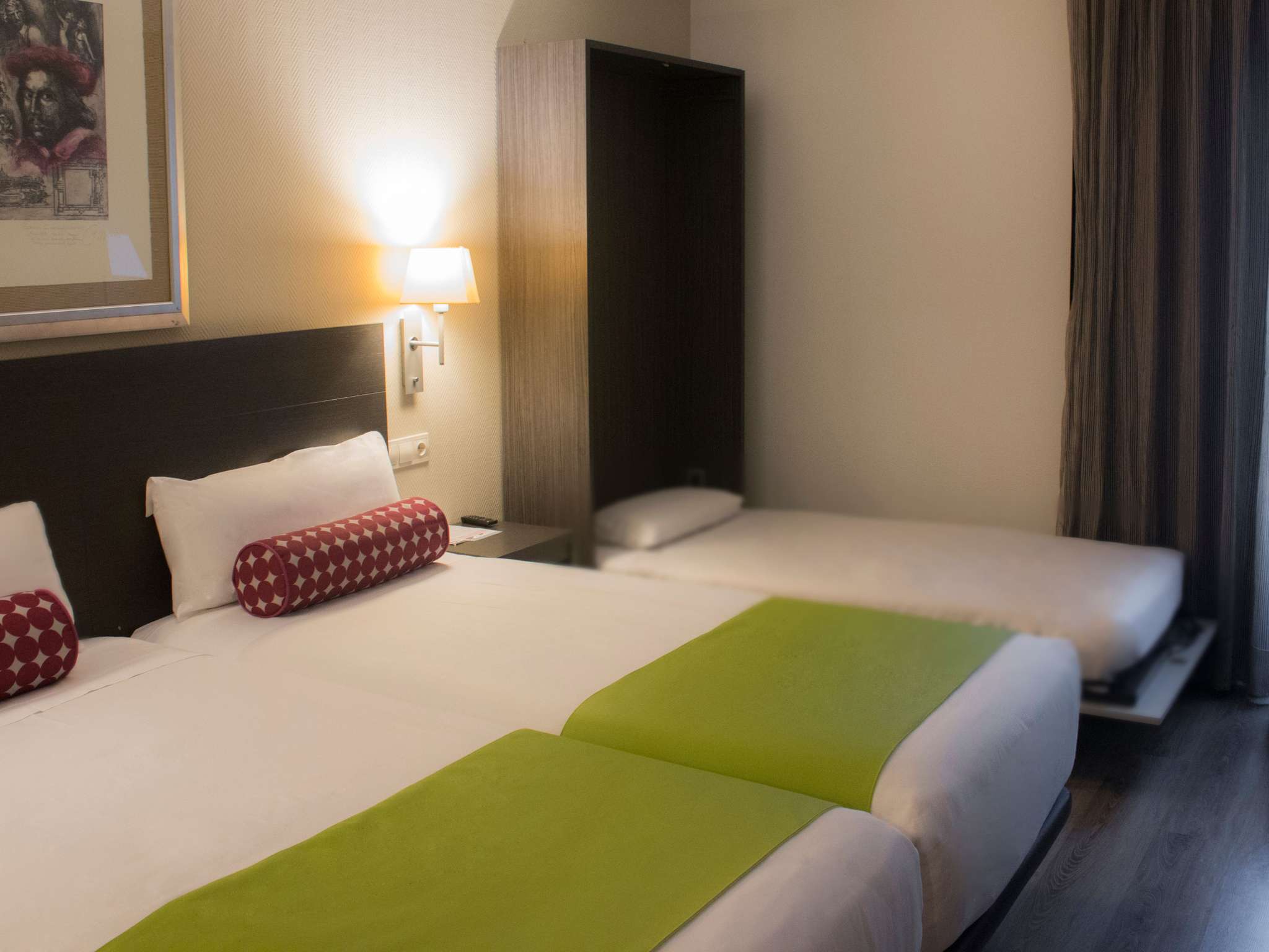 Hotel Mercure Madrid Centro-Trokrevetna soba.jpg
