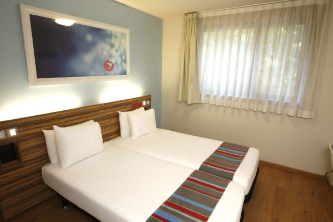 Travelodge Barcelona Poblenou-Adaptirana soba.jpg
