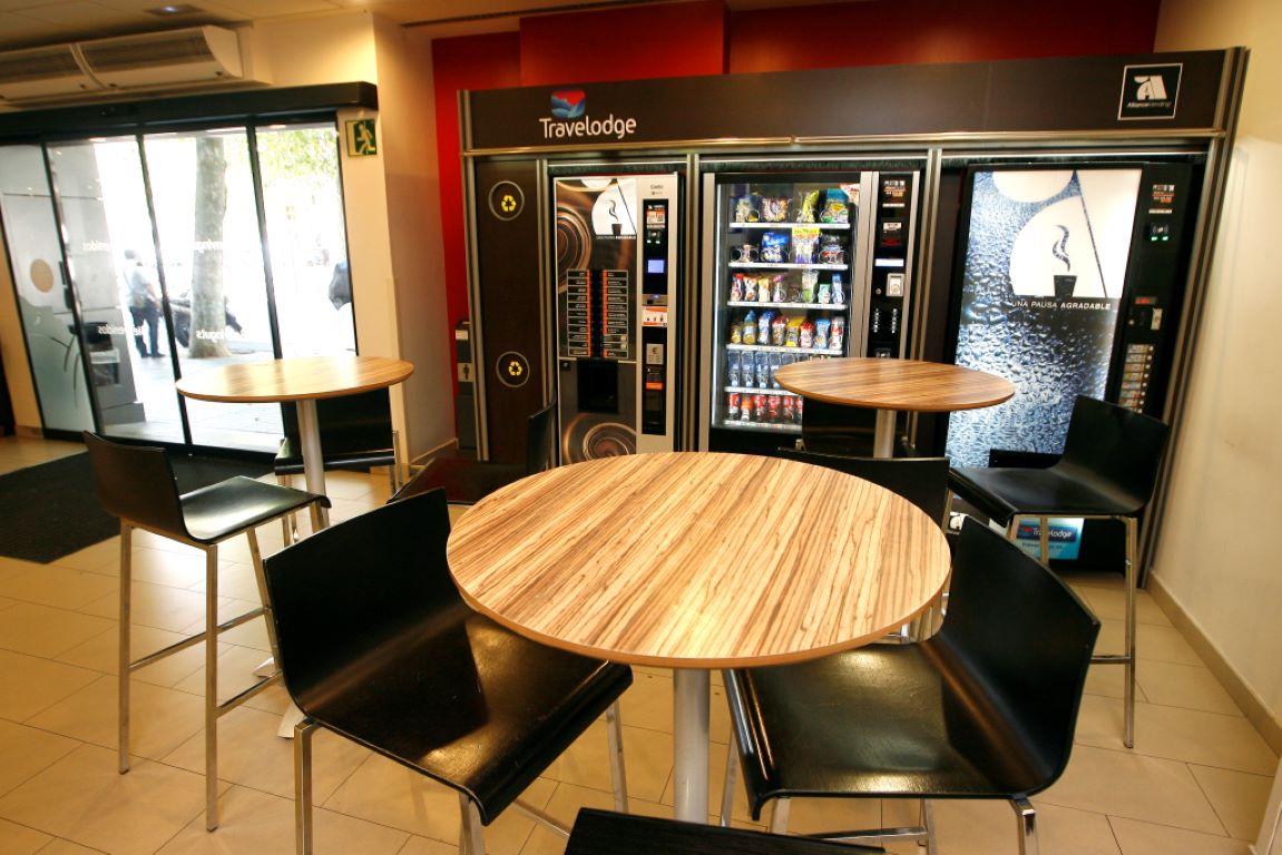 Travelodge Barcelona Poblenou-Bar.jpg