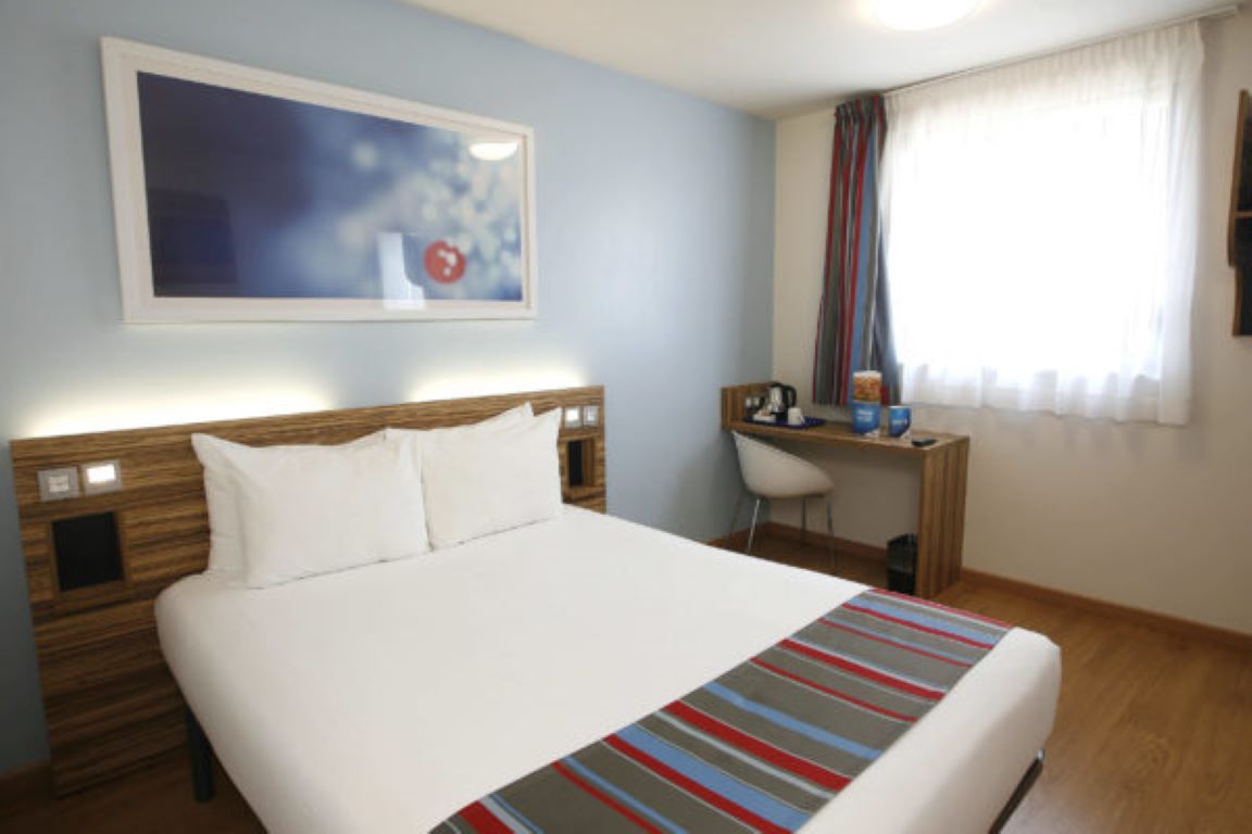 Travelodge Barcelona Poblenou-Standardna soba .jpg
