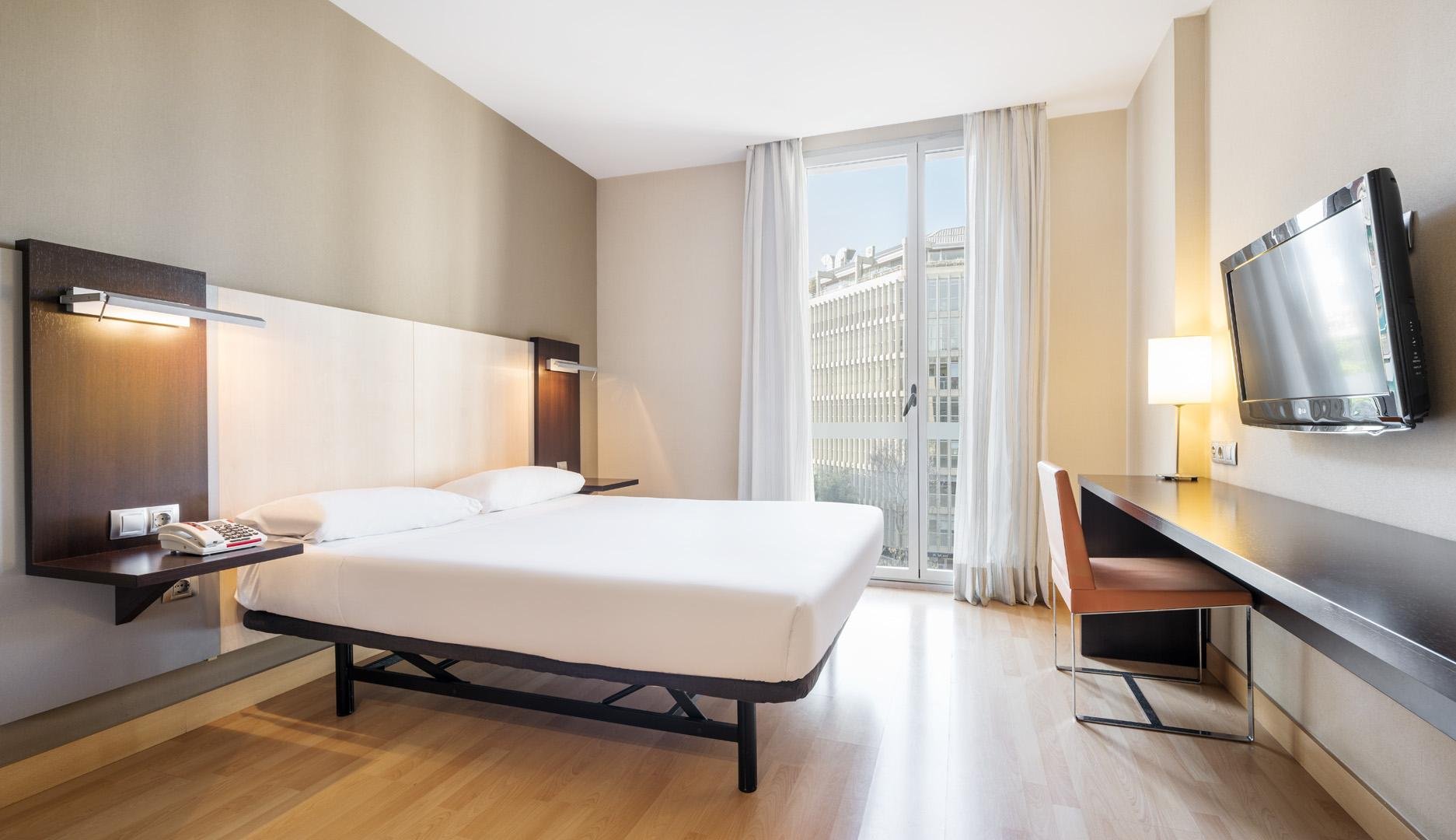 Hotel Ilunion Auditori-Standarda soba za osobe sa invaliditetom.jpg
