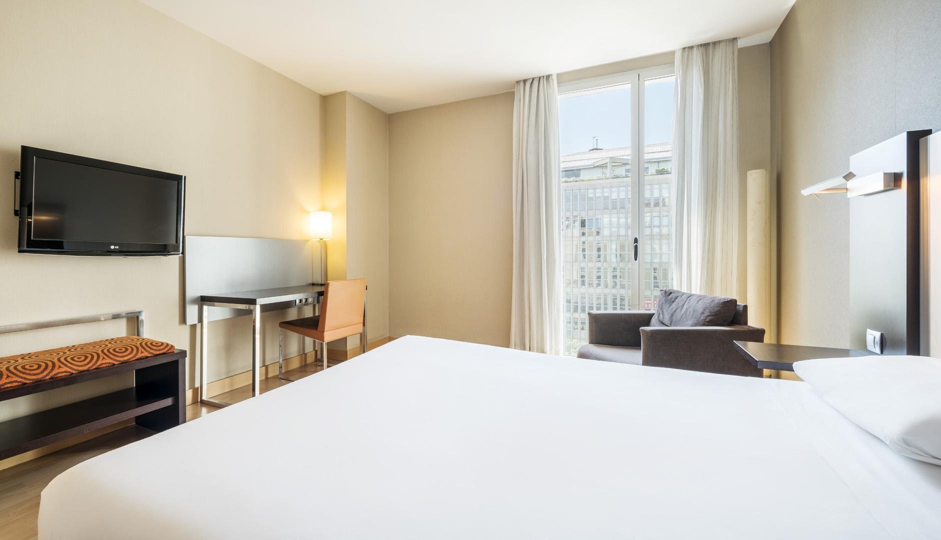 Hotel Ilunion Auditori-Standardna soba.jpg