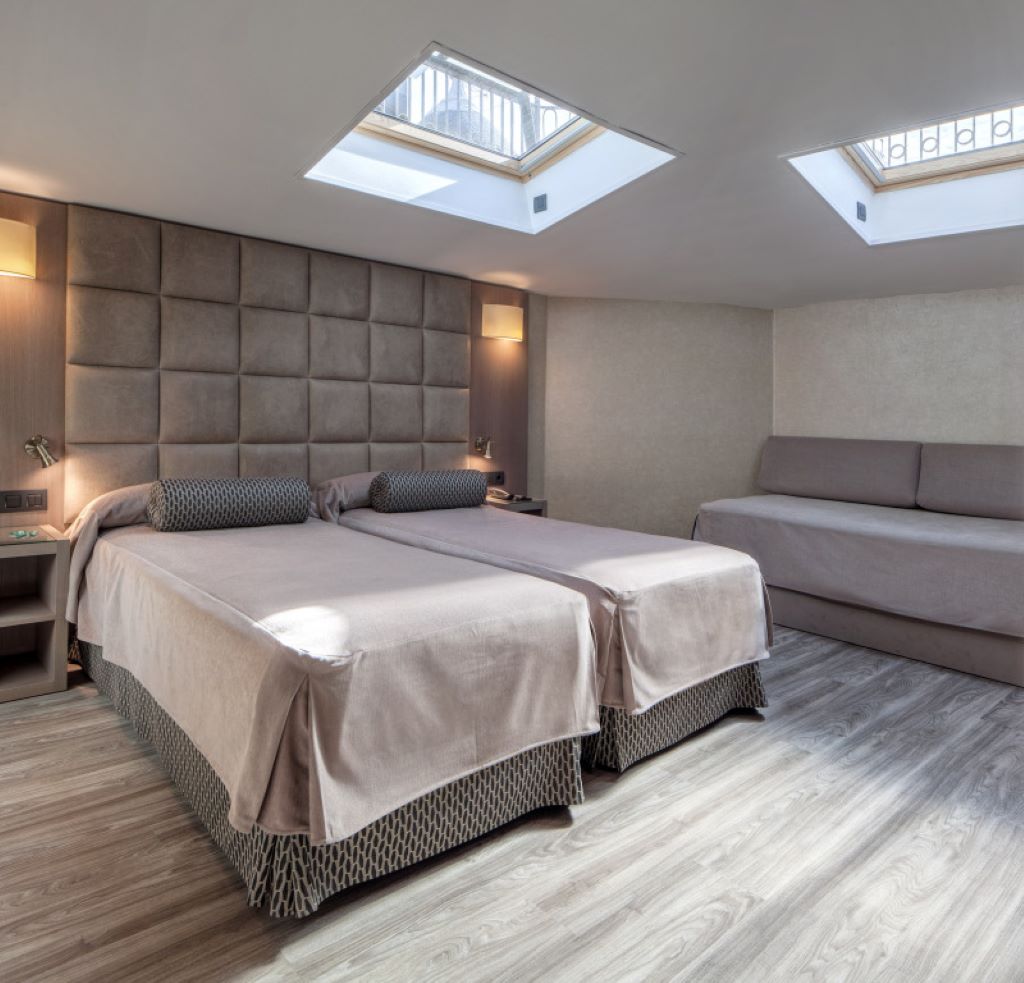 Hotel Suizo-Trokrevetna soba potkrovlje.jpg