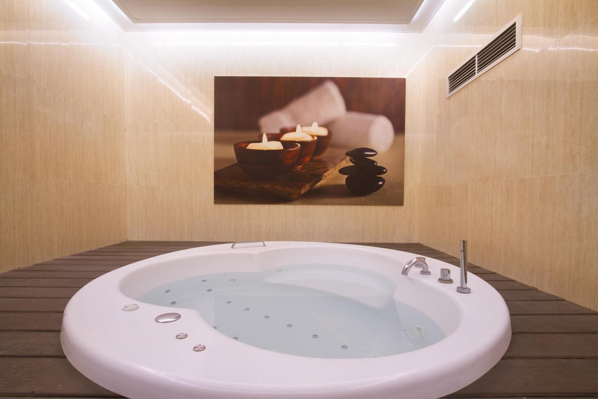 Garbi Millenni Hotel-Djakuzi u zatvorenom.jpg