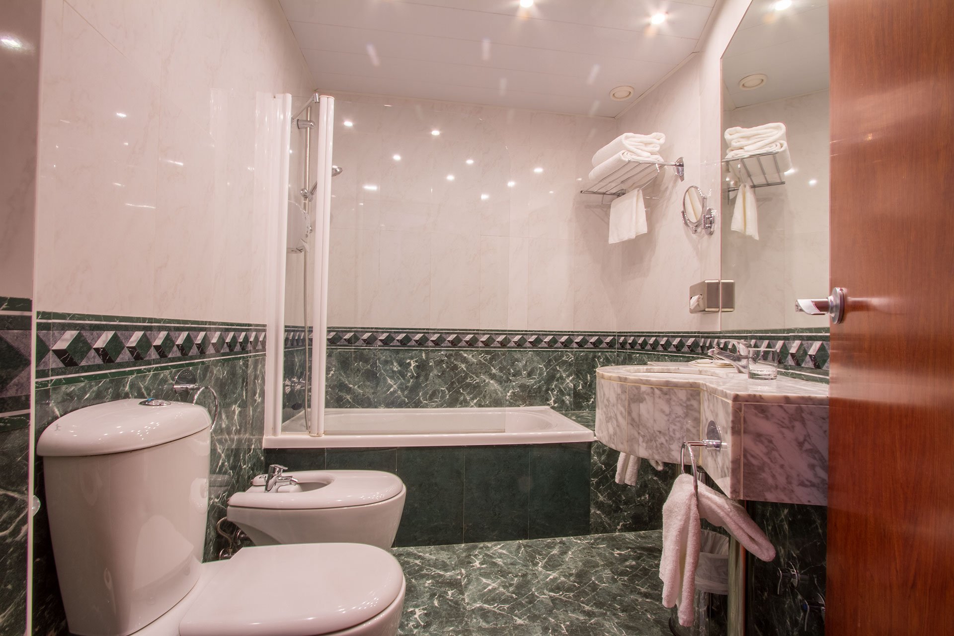 Garbi Millenni Hotel-Kupatilo.jpg