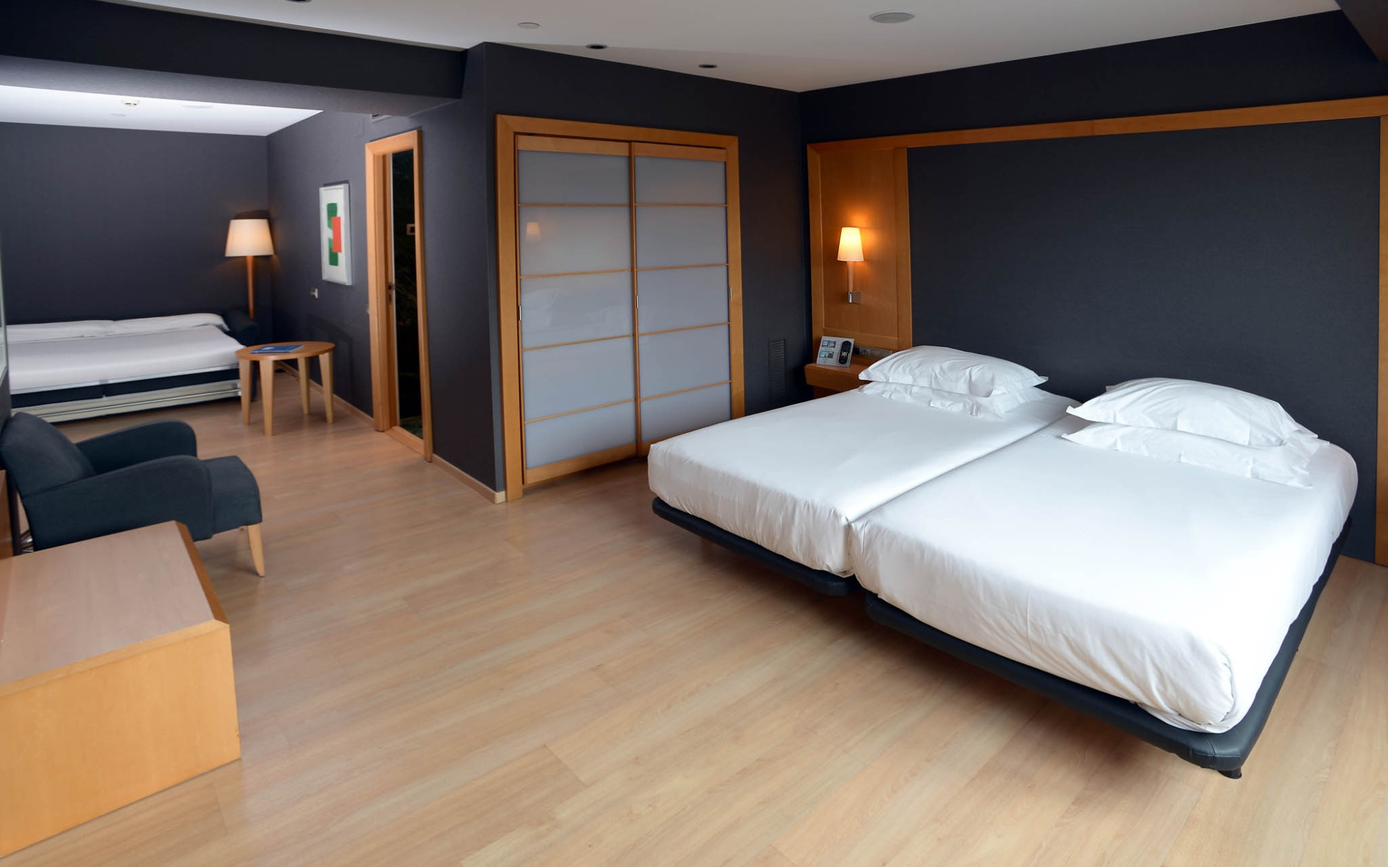Hotel Barcelona Universal-Trokrevetna soba.jpg