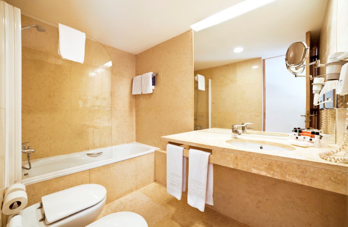 Hotel HF Fenix Urban-Kupatilo.jpg